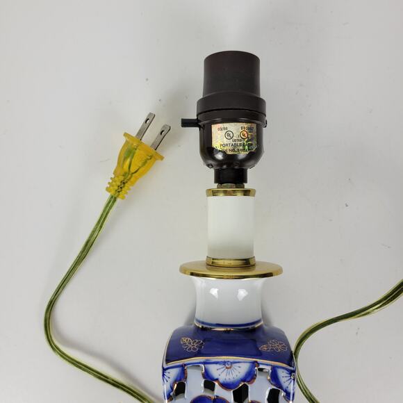 Vintage Porcelain Table Lamp Blue White Floral Scalloped Ginger Jar Brass Base - Picture 10 of 16